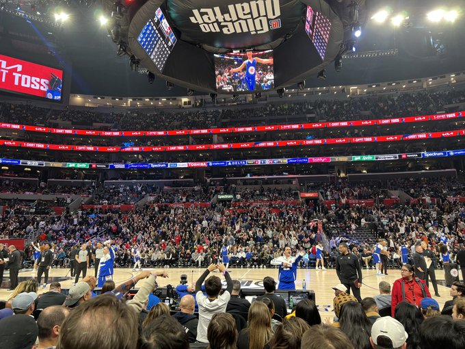 went to my first nba game last night!! talked a lot of shit, had a great soft pretzel and was delighted