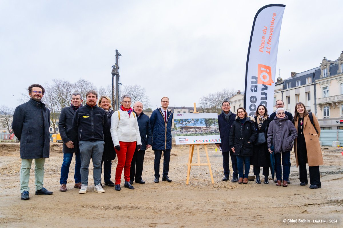 [PLACE AU RENOUVO] Place du 11 Novembre, le chantier des Halles Gourmandes est lancé ! 👷‍♀️ L'identité visuelle de ce futur lieu de vie a été dévoilé cet après-midi avec la présentation officielle du logo. 🤩

Livraison prévue à l'été 2025 ⏳