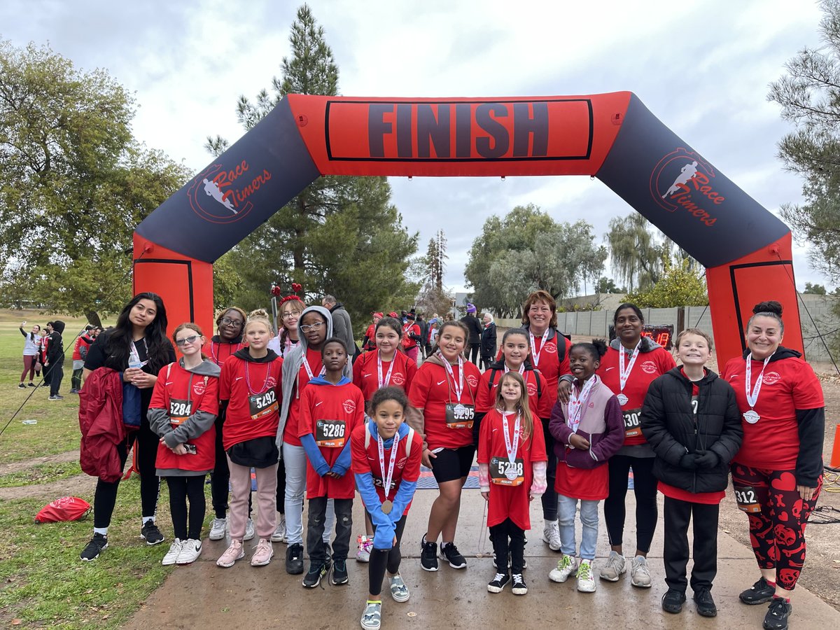 MarionneauxAz's tweet photo. This club is on a roll!!!

MES kids on the run representing MES at the Tempe Cupid Chase Run! We are super proud of you all 🤩 #BESDgrowstogether https://t.co/tV6R3lMqd2