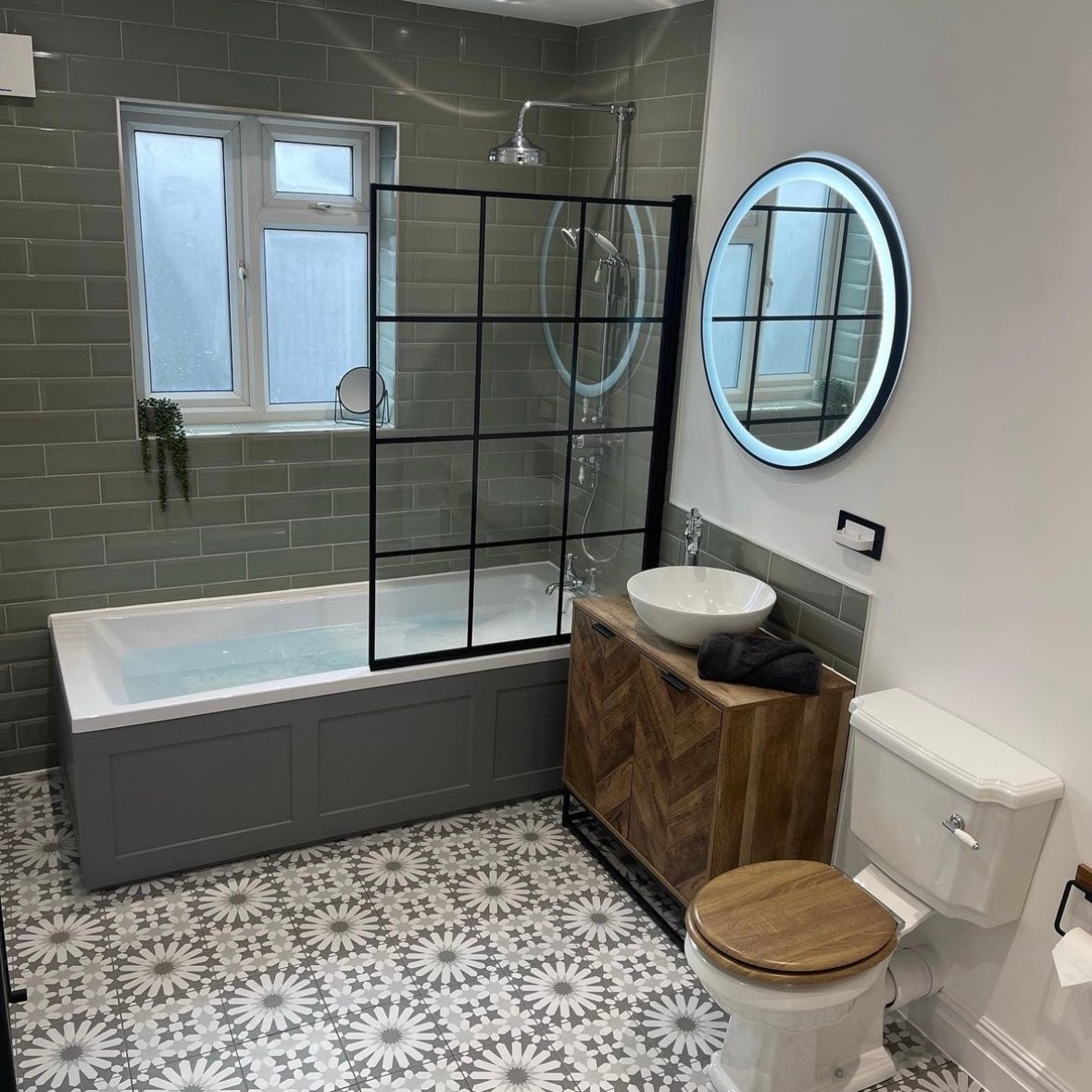 TileMountainUK's tweet image. Transformation Tuesday 😍

🏡 IG property_development_services
🔎 Luken Bliss Grey Wall and Floor Tiles, Mollie LED Mirror, Dove Grey Bath Panel

Shop here: tilemountain.co.uk

#bathroom #bathroomreno #reno