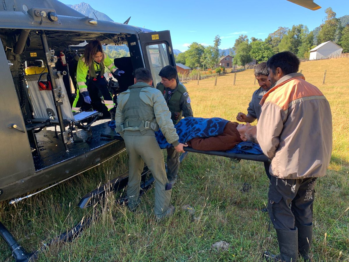 FACh_Chile's tweet photo. Exitosa Evacuación Aeromédica
Aviadores militares de la IIIª Brigada Aérea #FACH realizaron con éxito una #EVACAM de un adulto mayor, el cual fue trasladado desde el aislado sector de #Peulla, en la Comuna de #PuertoVaras, hasta el @hospitalpm, en nuestra aeronave 🚁Bell-412. https://t.co/gO821Dxaws