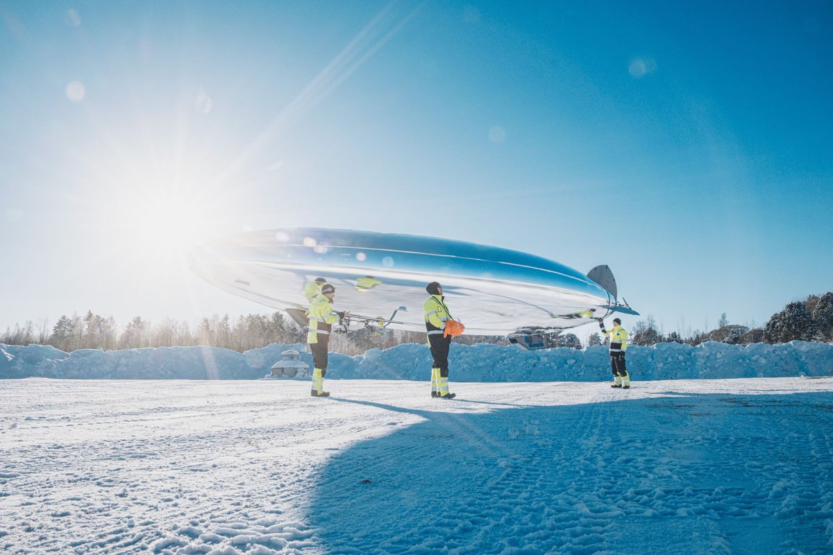 @kelluuairships taking their #airship out for a stroll in the brisk Finnish winter.

Find out more about their exciting project here:
kelluu.com

#AirshipAssociation #Kelluu #LTANews #blimps #zeppelins #aerostats #HAPS #LTA #LighterThanAir #helium #aviation