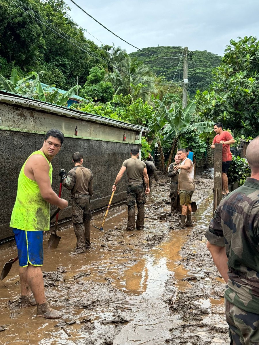 #FAPF | Suite au passage de la dépression tropicale NAT en Polynésie française, les forces @ALPACIFRAPACOM ont apporté leur concours aux services de l’État afin de dégager la voie publique et soutenir les populations touchées.