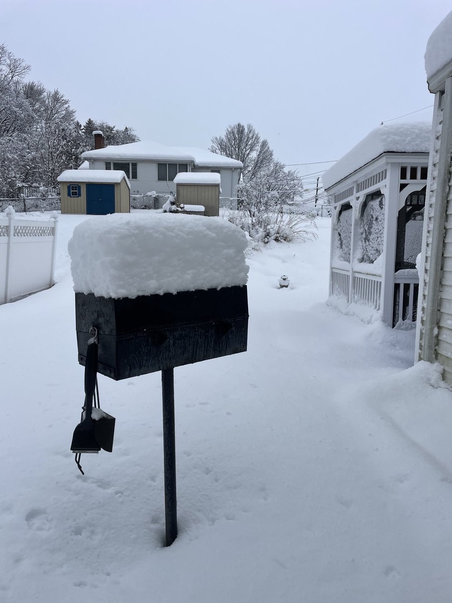 OfficiallyRandy's tweet image. ⁦@SluggoDoug⁩ Current views in CT with #FirstWave in the earbuds.  #snowblowerbroke 🤦🏼‍♂️