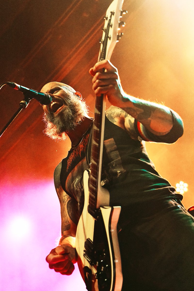 YourBaroness's tweet photo. The main riff of "Beneath the Rose" was originally written in the ‘Gold &amp; Grey’ era but didn’t become fully developed at that time. It was one of the first songs to get taken off the shelf in the earliest stages of STONE. It’s an intense song.. [1/2]

📷: @thetinfoilbiter https://t.co/GgJ1VR8POL