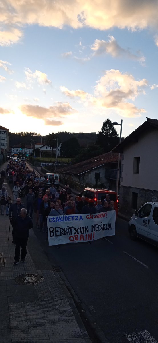 [ ANBULATEGIA]     
Urte hasieratik medikurik gabe gaude #Berriatuan. Herritarrak haserre jarritzen dute.
Gaurkoan, euren haserrea adierazteko antolatutako manifestazioan parte hartu dugu. Eta eguenerako beste hitzordu bat jarri dute.
Kudeaketa eta gestio aldaketa bat behar dugu!