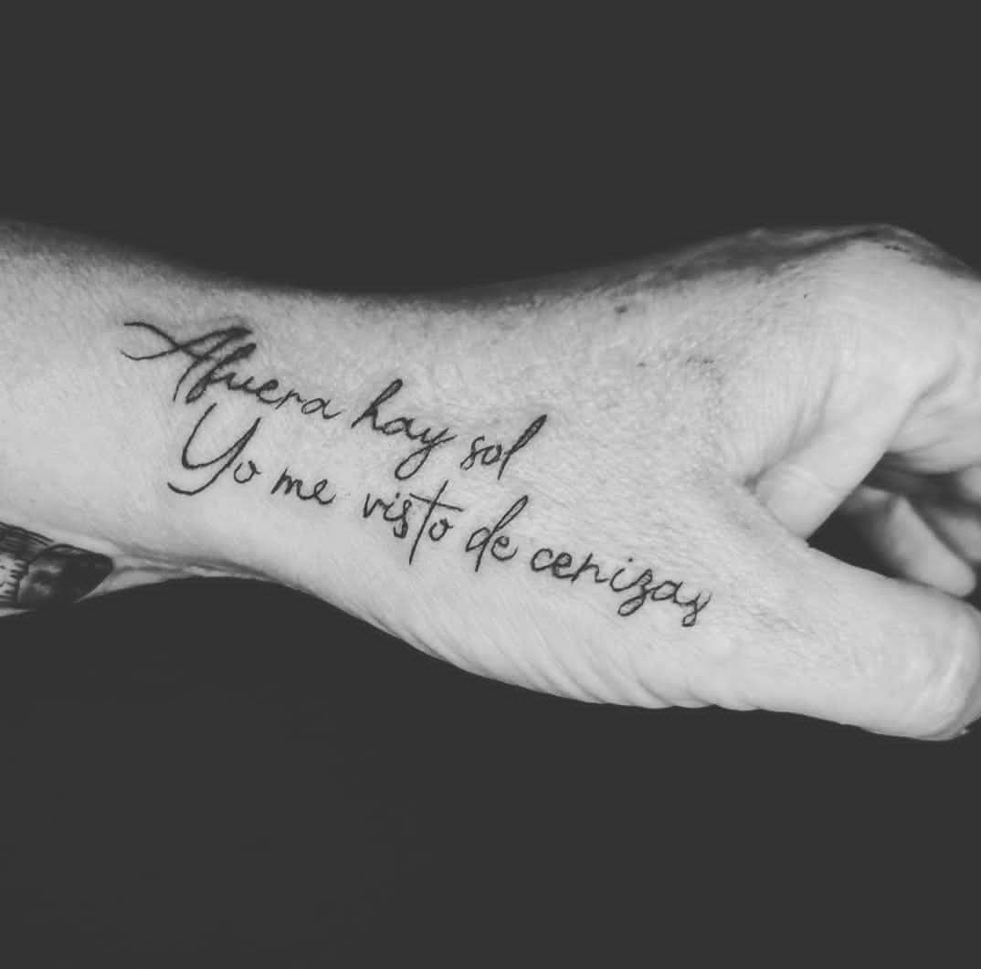 ladylibrorojo's tweet photo. @javierpenalopez Qué gozada el episodio de #LaBicho, Javier! 🖤
Soy tan fan que la llevo tatuada en la mano!
Para el próximo día, ¿sumo 👓 a tu pista? 😉
(no hay emoji de gafas redonditas) https://t.co/wny38cRlt2