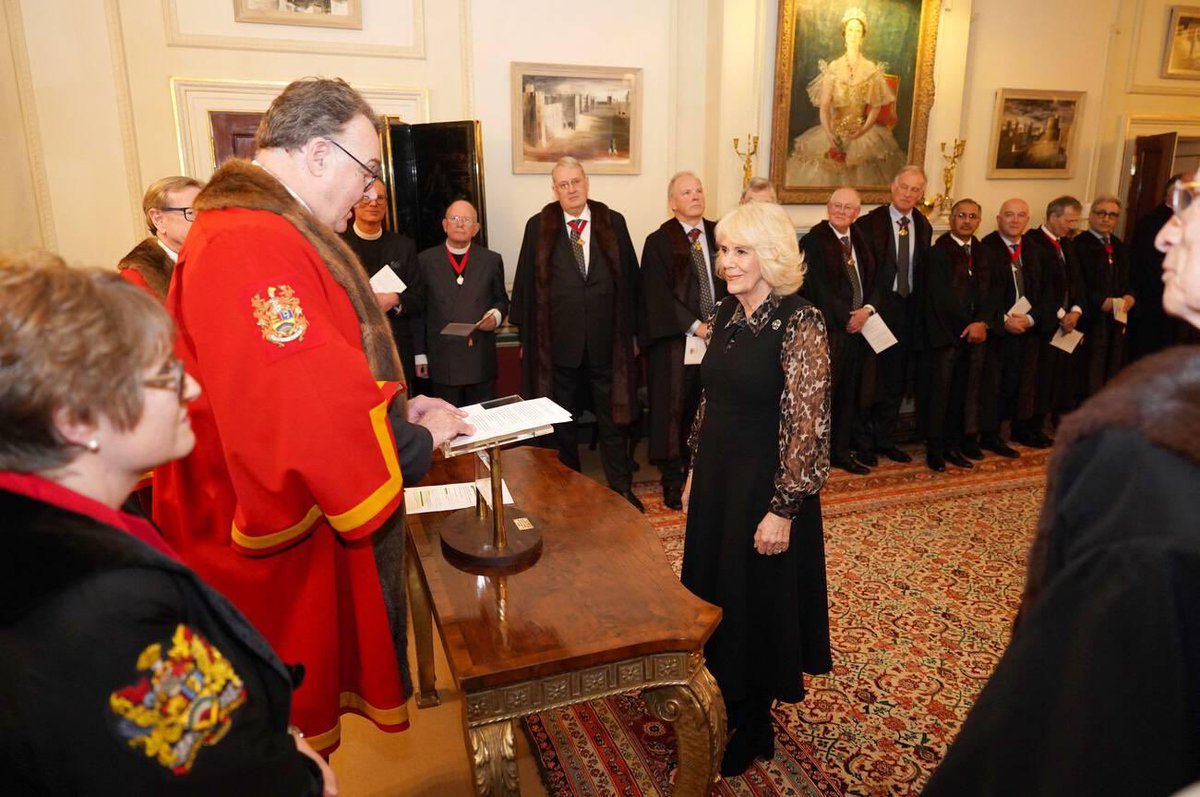 sarahdiaryz's tweet image. Her Majesty The Queen is installed as Honorary Liveryman of the Worshipful Company of Fan Makers during a special ceremony at Clarence House today.

📸 Jordan Pettitt