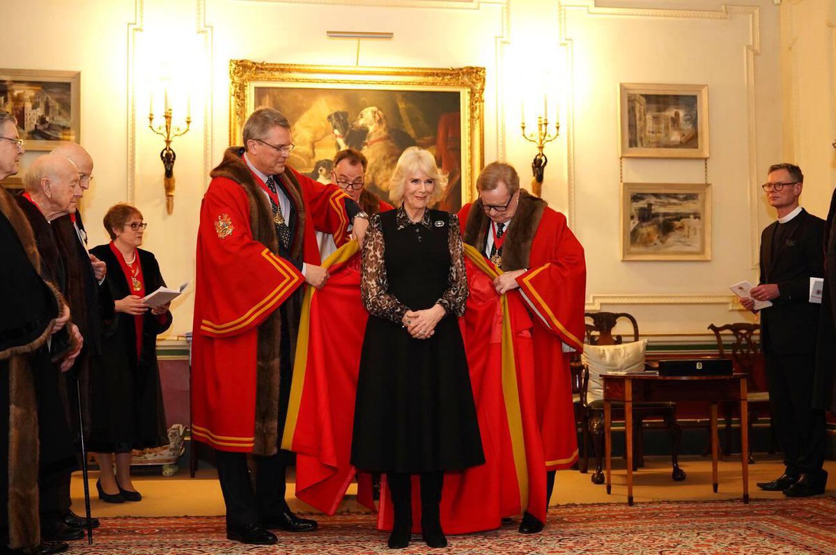 sarahdiaryz's tweet image. Her Majesty The Queen is installed as Honorary Liveryman of the Worshipful Company of Fan Makers during a special ceremony at Clarence House today.

📸 Jordan Pettitt