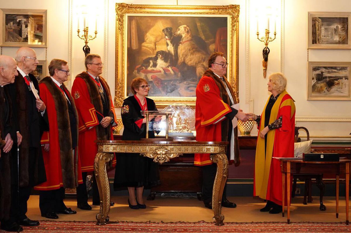 sarahdiaryz's tweet image. Her Majesty The Queen is installed as Honorary Liveryman of the Worshipful Company of Fan Makers during a special ceremony at Clarence House today.

📸 Jordan Pettitt