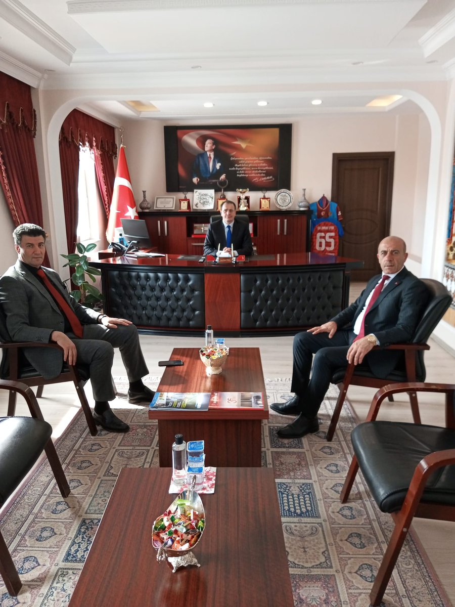 cldrnkaymakam's tweet photo. Çaldıran Ak Parti Belediye Başkan Adayı Ferman YILDIRIM ve Ak Parti İlçe Başkanı Mehmet Ali ÇİFTÇİ Kaymakamımız Sayın Hasan Hüsnü TÜRKER'i makamında ziyaret etti.
İlçe Kaymakamımız da:sayın YILDIRIM’a ve  ÇİFTÇİ'ye ziyaretleri için teşekkür edip,Ferman YILDIRIM’a başarılar diledi https://t.co/H7yq0uuzlc