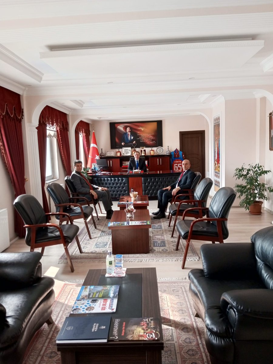 cldrnkaymakam's tweet photo. Çaldıran Ak Parti Belediye Başkan Adayı Ferman YILDIRIM ve Ak Parti İlçe Başkanı Mehmet Ali ÇİFTÇİ Kaymakamımız Sayın Hasan Hüsnü TÜRKER'i makamında ziyaret etti.
İlçe Kaymakamımız da:sayın YILDIRIM’a ve  ÇİFTÇİ'ye ziyaretleri için teşekkür edip,Ferman YILDIRIM’a başarılar diledi https://t.co/H7yq0uuzlc