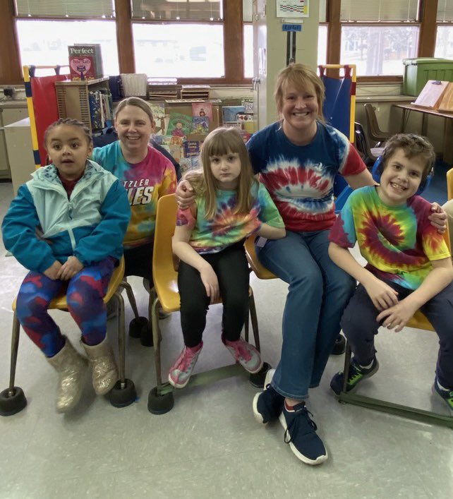PtaDentzler's tweet image. Showing Some Love On Tie Dye Day! #PCSD #PCSDProud #PCSDDentzler #DentzlerEagles #EaglePride #TieDyeTuesday