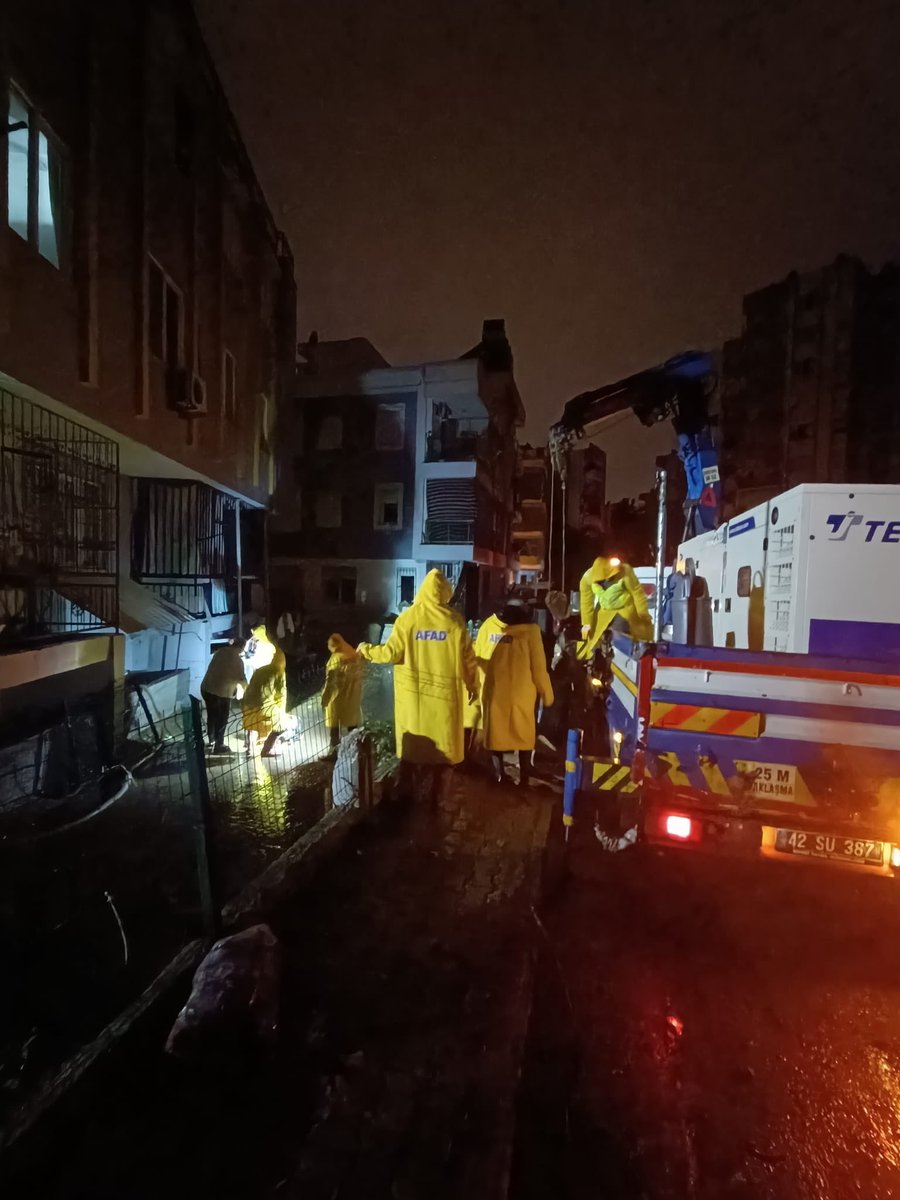 u_ibrahim_altay's tweet photo. 📍Antalya

KOSKİ kombine kanal açma aracımız, jeneratörlü dalgıç pompalı motopomp aracımızla mesai arkadaşlarım Antalya’da yaşanan afet sonrası çalışmaya başladı. 

Arkadaşlarımıza kolaylık, afetten etkilenen vatandaşlarımıza geçmiş olsun dileklerimi iletiyorum. https://t.co/xO1oVNDd27