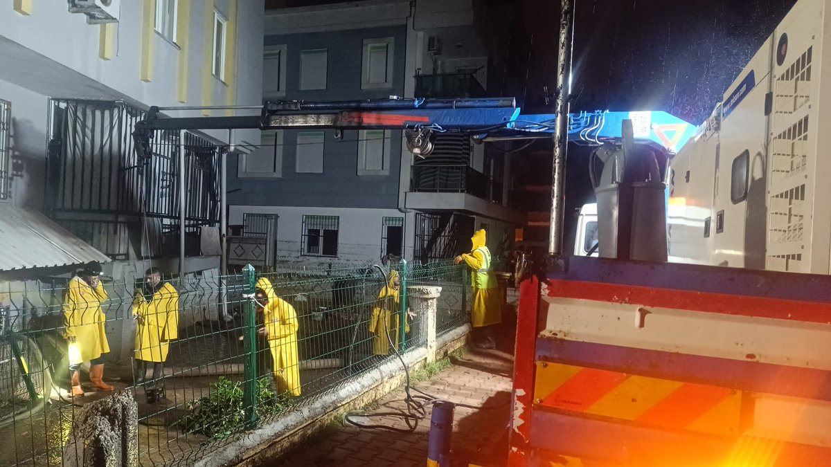 u_ibrahim_altay's tweet photo. 📍Antalya

KOSKİ kombine kanal açma aracımız, jeneratörlü dalgıç pompalı motopomp aracımızla mesai arkadaşlarım Antalya’da yaşanan afet sonrası çalışmaya başladı. 

Arkadaşlarımıza kolaylık, afetten etkilenen vatandaşlarımıza geçmiş olsun dileklerimi iletiyorum. https://t.co/xO1oVNDd27