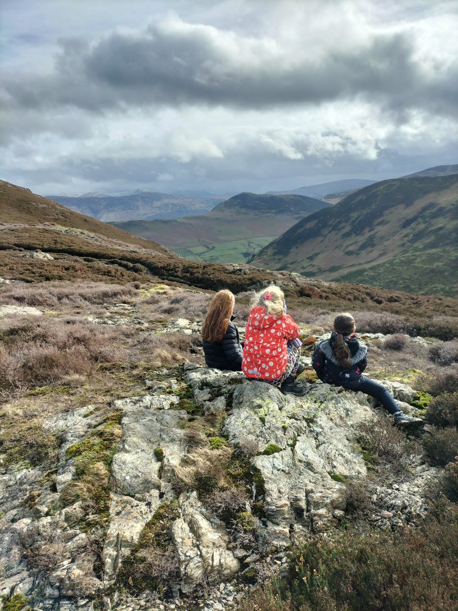 ClarenceKeswick's tweet photo. Half term = family friendly adventures. So a lovely circular walk up to Barrow door and onto Barrow finishing with light refreshments in front of the fire at the @coledaleinn 😉

#keswick @KeswickTourism  #LakeDistrict #halfterm #halftermfun #familyadventures #fells https://t.co/cmT6SonVRL