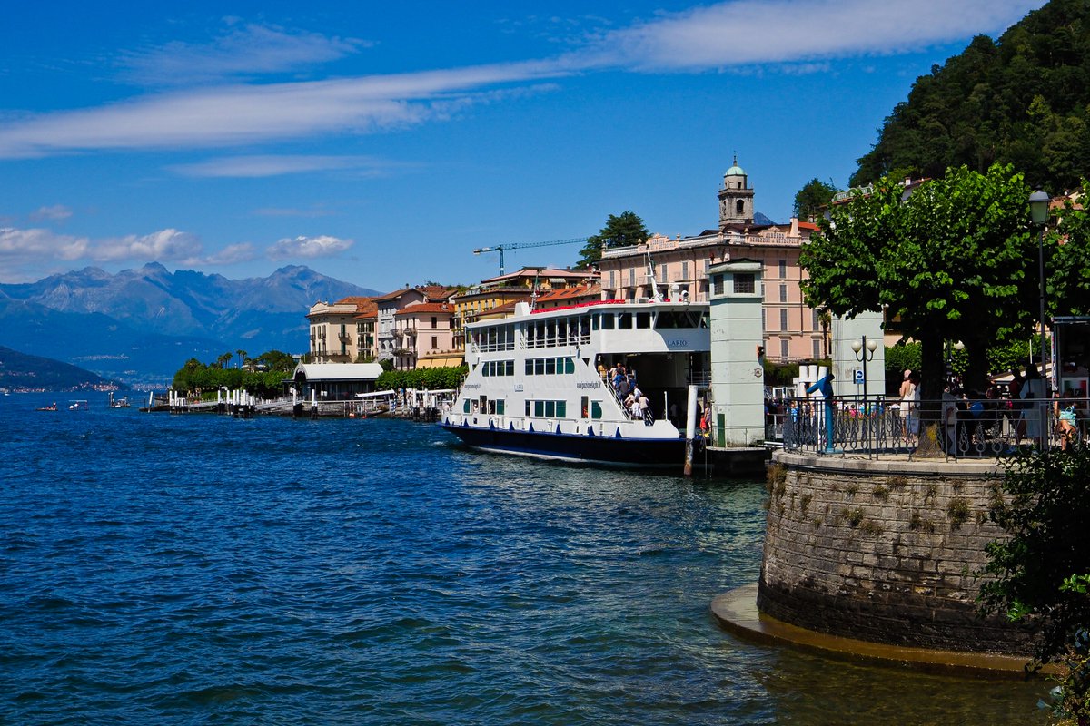RevistaEV's tweet photo. #Bellagio, en el Lago di #Como, destaca por su gran ubicación, en la separación de los dos brazos en forma de "y" invertida que dibuja el lago, por sus calles de adoquines, villas, hoteles y paseo junto a sus aguas.

https://t.co/Ohp8sXuuU5 https://t.co/5w1l8TuLzX