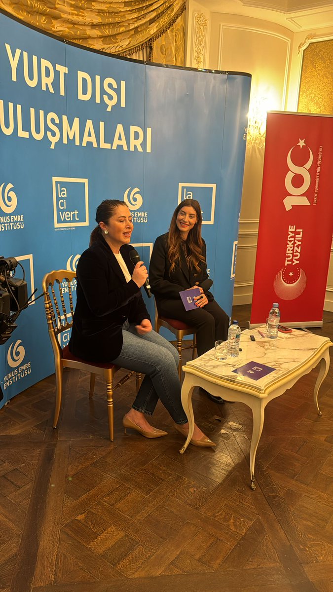 yeeorgtr's tweet photo. Türkiye’nin kültürel zenginliklerinin Paris’te tanıtıldığı "Yurt Dışı Buluşmaları", Şef Çiğdem Seferoğlu ile “Türk Mutfak Kültürü” başlıklı söyleşiyle başladı. 
@cdmsfr @lacivert_dergi @yeeparis https://t.co/2agEgt6m7n