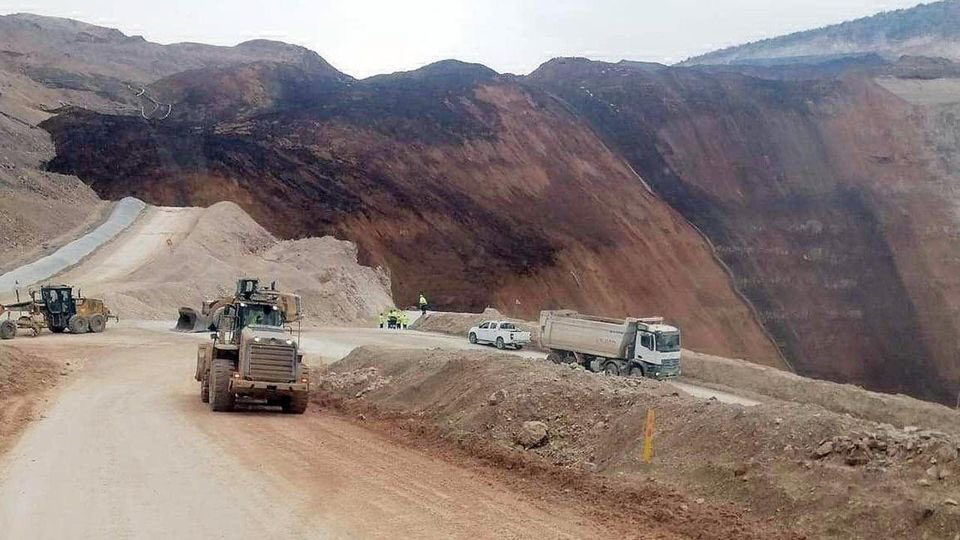 cagnurkilicoglu's tweet photo. Erzincan’ın İliç ilçesinde meydana gelen toprak kayması nedeniyle göçük altında kalan maden işçilerimize geçmiş olsun dileklerimi iletiyor, sağ salim kurtarılmalarını temenni ediyorum.

Dualarımız madencilerimizle.
#Erzincan https://t.co/8ZV0UuWiXJ
