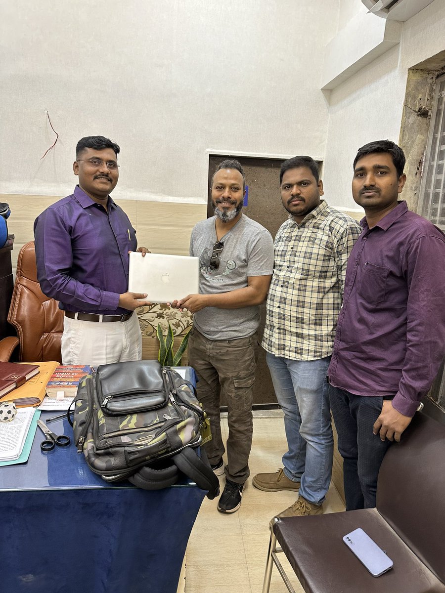 johnwilmor2's tweet photo. Oshiwara Police  saves the day got my bag with my MacBook special thanks to Sr Inspector of Police Mohan Patil 
Detection officer Deepak Barve 
Head constable Amol Sutar,  Constable Ganesh Borate and staff https://t.co/6lxONGXvnZ