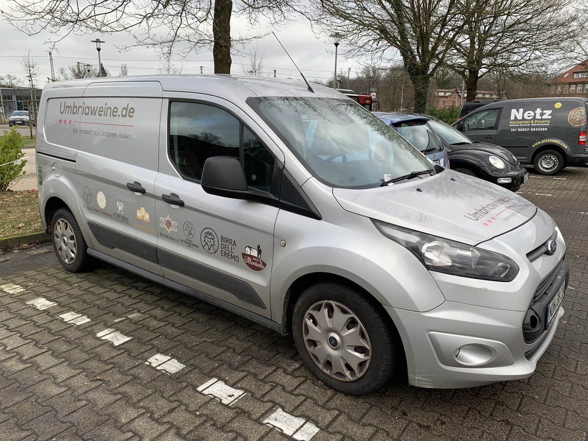 After 4 years, I had to change my car. The Ford is gone and we go on with the new van: a Renault Kangoo! Also very good for our winetransport from Umbria. The logos will be added soon.
