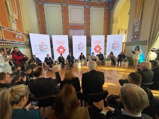 EricHauck's tweet photo. INTRAHISTÒRIA 7: La commemoració del 40è aniversari de l’obertura dels XIV Jocs Olímpics d’Hivern #Sarajevo1984 ha estat una centrifugadora d’emocions, nostàlgia i esperança que no s’havia viscut en molt de temps a Bòsnia i Hercegovina.

#Catalunya i, en especial, la ciutat olímpica germana de #Barcelona @bcn_ajuntament , han estat omnipresents a totes les celebracions, com l’entranyable mascota #Vučko, la llegenda eslovena Jure Franko, l’eterna estrella alemanya @Katarina_Witt o els inoblidables compassos del “Bolero” de Ravel.

Us explico com un sentiment olímpic, un esperit de fraternitat latent i un profund record revifat, tenen més potencial per salvar un país que tres dècades d’una Pau fràgil, construïda sobre les cendres del ressentiment:🧵(1/10)👇🏼@catalonia_hr @exteriorscat
