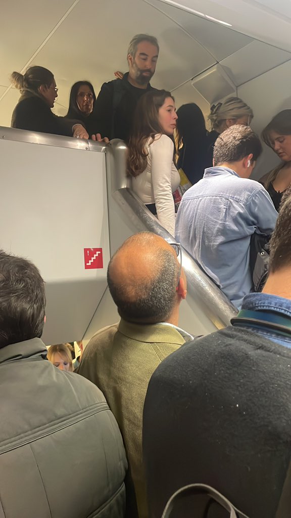 Dimarts de la Rua de Carnaval de #sitges més multitudinària i <a href="/rodalies/">Rodalies Catalunya</a> posa un tren de dos pisos curt a la <a href="/rod2sudcat/">R2 Sud Rodalies</a>  La paraula Vergonya es queda curta!Gent abandonada a les andanes perquè ja no cabem i els que hi anem en condicions infrahumanes.😡