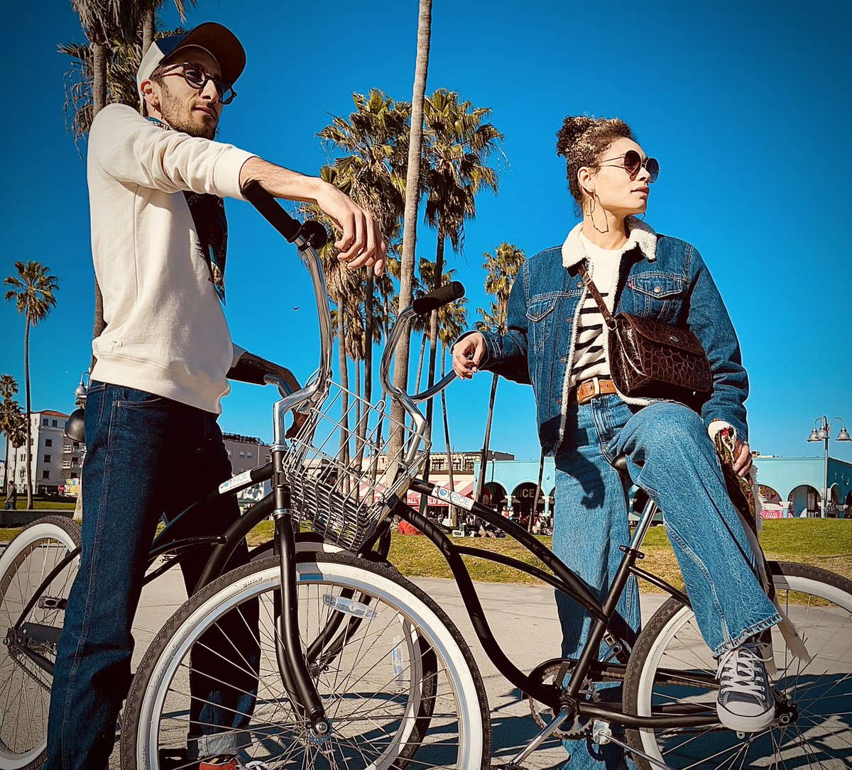 Hey California ! Sold out show tomorrow <a href="/sofarsounds/">Sofar Sounds</a> Los Angeles