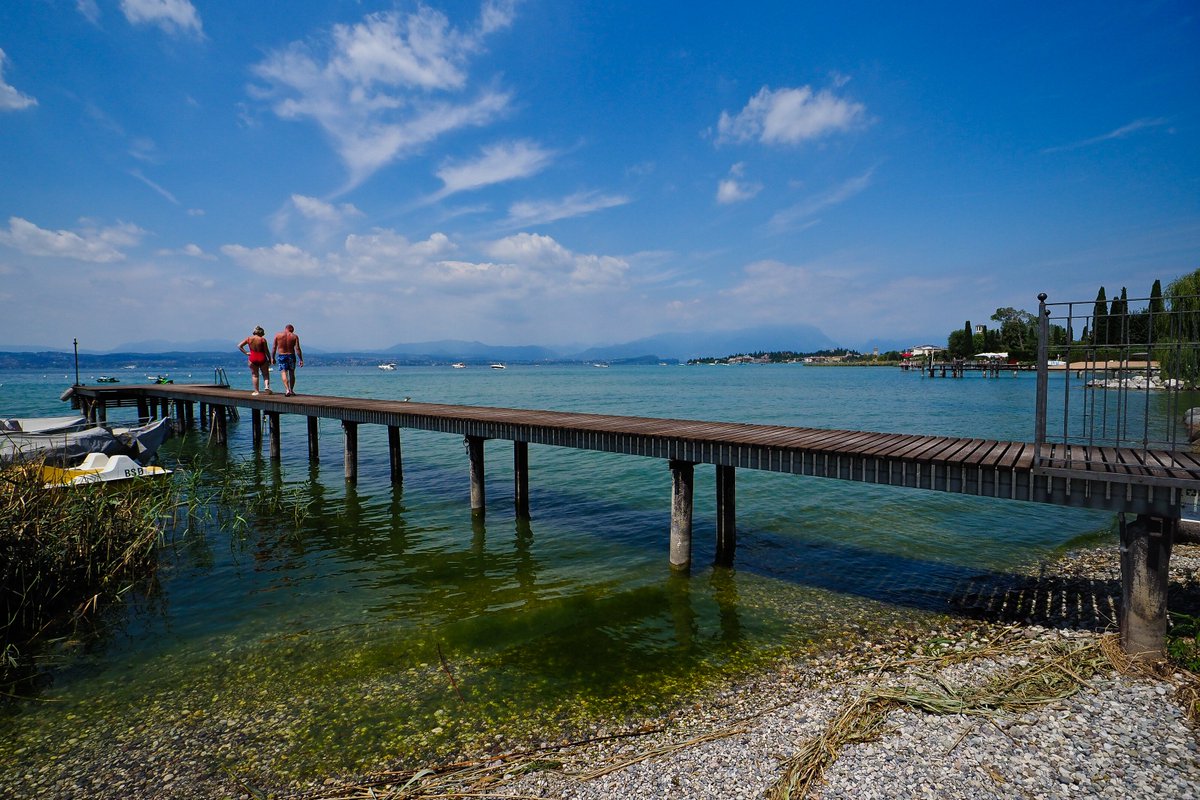 RevistaEV's tweet photo. #Sirmione, por su parte y conocida como la "Perla del Garda" (por el Lago di Garda, el más grande de #Italia), destaca ya, de entrada, por su acceso, fortificado, y por su casco histórico, que se adentra en el lago.

https://t.co/Ohp8sXtX4x https://t.co/iqUMincnmw