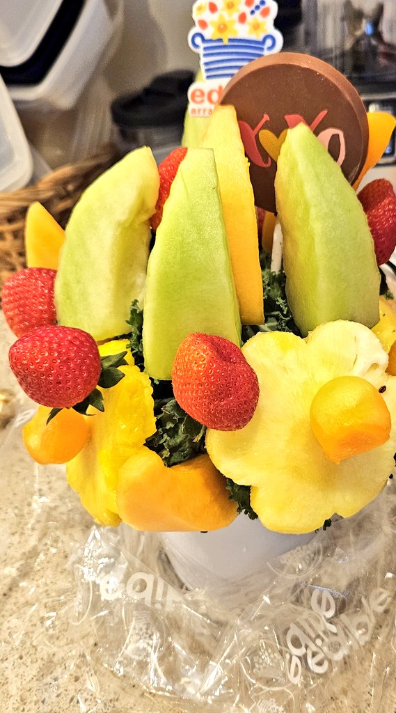 My dad got me this yesterday. Which is funny in itself because I don't eat fruit. So he basically got it for himself 🤣🍓🥭🍍🧆
#ediblearrangements  #valentinesday2024