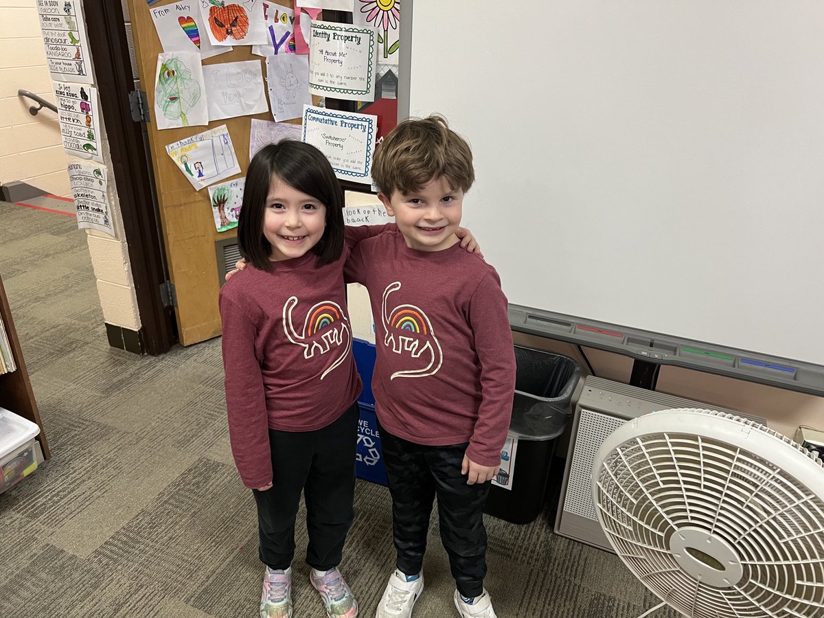 d61andersen's tweet photo. #Twinning in Enrichment today. ⭐️⭐️#d61learns ⁦@D61DeLay⁩ https://t.co/PqCqAOuawT