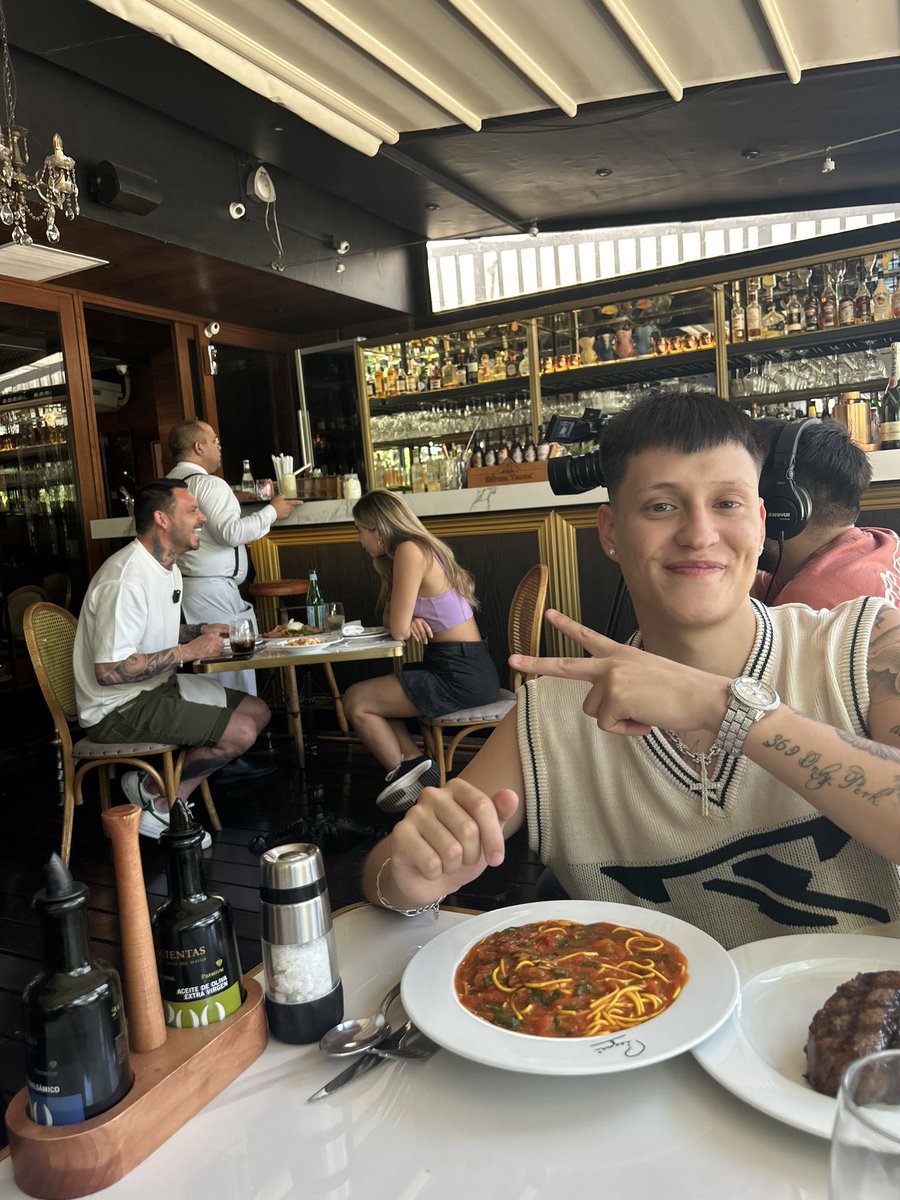 saatiroo's tweet photo. vine a comer y termine siendo entrevistado por pinilla wtf jsjsj https://t.co/ZGPc5hsiqx