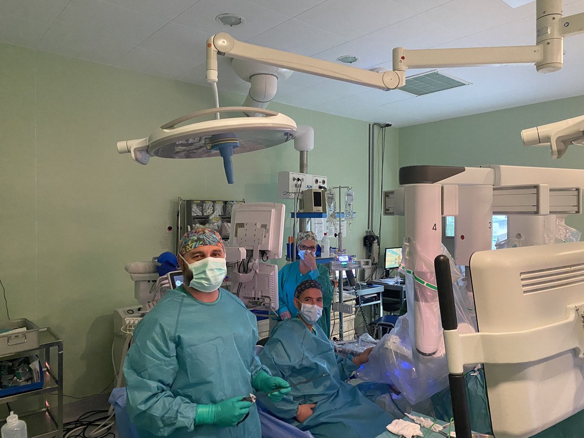 Gran dia con grandes amigos y maestros, cirugia robotica sdme nutcracker mediante trasposicion vascular robotica y cancer de prostata con preservacion completa bilateral sin hemolocks <a href="/javiermachuca6/">Francisco Javier Machuca</a> <a href="/JACanteroUro/">Juan Andrés Cantero</a> <a href="/BarranqueroSaez/">Felipe Saez Barranquero🇪🇸</a> <a href="/JuanFcoLeiva/">Juan Francisco Leiva</a> <a href="/HUVV_SAS/">Hospital Clínico Virgen de la Victoria</a> <a href="/saludand/">Consejería de Sanidad, Presidencia y Emergencias</a> <a href="/abexDaVinci/">ABEX Excelencia Robótica</a>