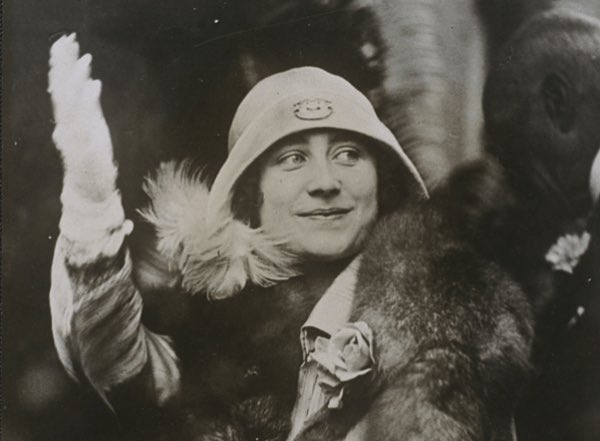 Cathy57600977's tweet image. The brooch the Queen is wearing today comes from Queen Elizabeth the Queen Mother’s collection. The Queen has worn it several times before.