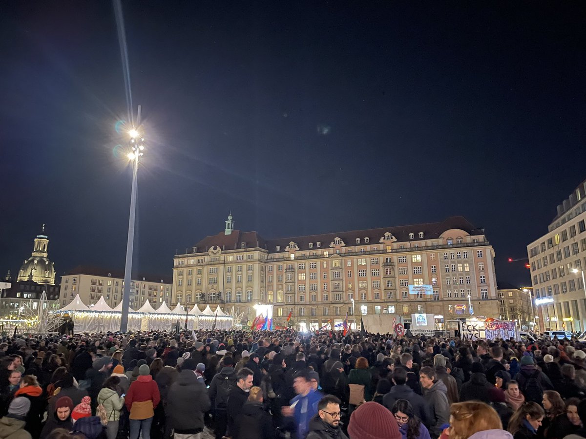 Wie jedes Jahr versucht die extrem-rechte Szene um den 13. Februar, dem Tag der Bombardierung von #Dresden, den deutschen Opfermythos zu füttern. Doch wie schon Samstag, gibt‘s auch heute stabilen antifaschistischen Gegenprotest. Tausende trotzen AfD, Freien Sachsen & Co! #DD1302