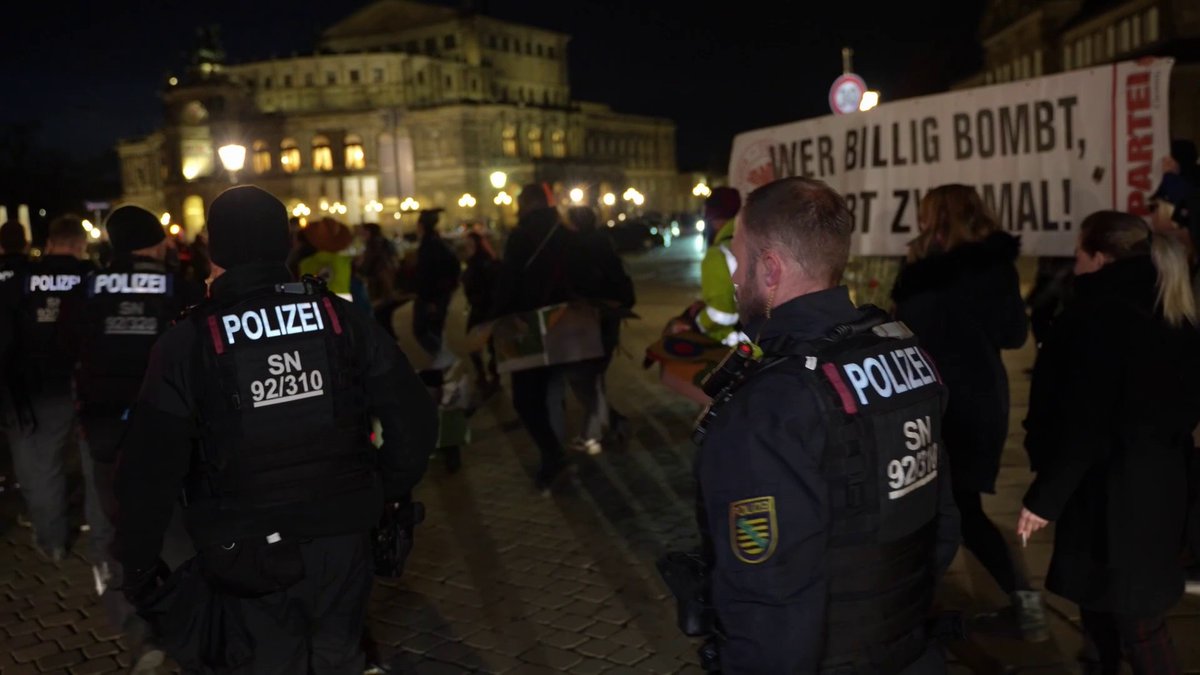 #dd1302 Auf dem Dresdner Altmarkt herrscht ausgelassene Stimmung. Es wird sich unter anderem mit Blasmusik auf die Veranstaltung der AfD vorbereitet. Diese muss sich auf lautstarken #Gegenprotest in unmittelbarer Nähe vorbereiten. sachsen-fernsehen.de/live-gedenken-…