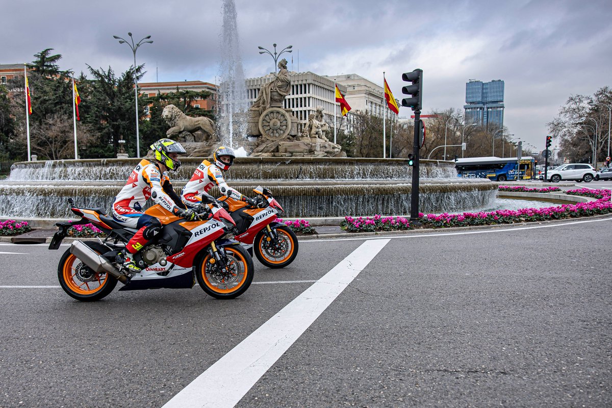 onlydieks's tweet photo. 🎨 Presentamos la RC213V de @HRC_MotoGP ante más de 500 invitados
🏍️ Paseo por Gran Vía junto a #JM36 y #LM10 en moto para dar la bienvenida al #CombustibleRenovable de @Repsol en #MotoGP 
🛒 Inauguramos la pop-up store de @box_repsol en el centro de Madrid

¡2024 vamos a por ti! https://t.co/bd3sh3Faqz