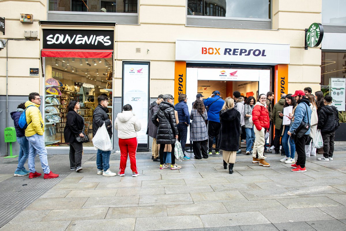 onlydieks's tweet photo. 🎨 Presentamos la RC213V de @HRC_MotoGP ante más de 500 invitados
🏍️ Paseo por Gran Vía junto a #JM36 y #LM10 en moto para dar la bienvenida al #CombustibleRenovable de @Repsol en #MotoGP 
🛒 Inauguramos la pop-up store de @box_repsol en el centro de Madrid

¡2024 vamos a por ti! https://t.co/bd3sh3Faqz