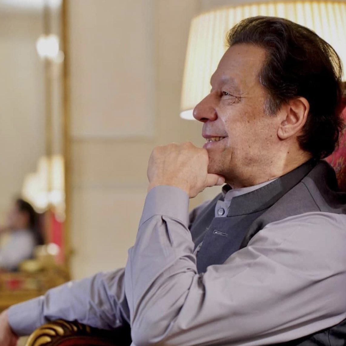 BabarAwanPK's tweet photo. آج اڈیالہ جیل میں شیردل قیدی نمبر 804 سے ملاقات ہوئی۔ نیل گوں ٹریک سوٹ، ببر شیر والی چال۔ پاکستان کی قوم کا انتہائی شکر گزار جس نے طاقت کو شعور سے تاریخی شکست دی۔ آپ سب کے لئے پیغام دیا "ڈٹے رہنا"۔ شاندار مستقبل تمہارا مقدر ہے۔ https://t.co/98AMyooLpC