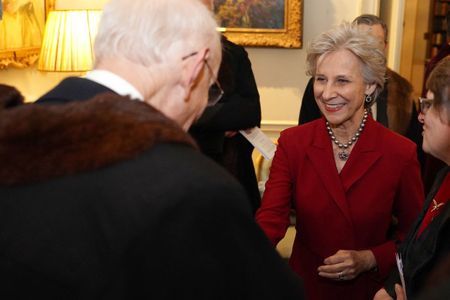 Royal_Circular's tweet image. NEW: The Queen and The Duchess of Gloucester took part in a joint engagement at Clarence House this afternoon.

The Queen was installed as an Honorary Liveryman of the Worshipful Company of Fan Makers, of which The Duchess of Gloucester has been a Liveryman since 2005.

(📸 PA)
