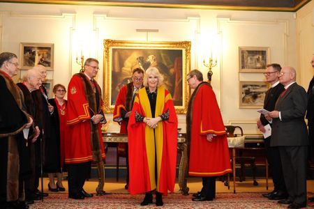 Royal_Circular's tweet image. NEW: The Queen and The Duchess of Gloucester took part in a joint engagement at Clarence House this afternoon.

The Queen was installed as an Honorary Liveryman of the Worshipful Company of Fan Makers, of which The Duchess of Gloucester has been a Liveryman since 2005.

(📸 PA)