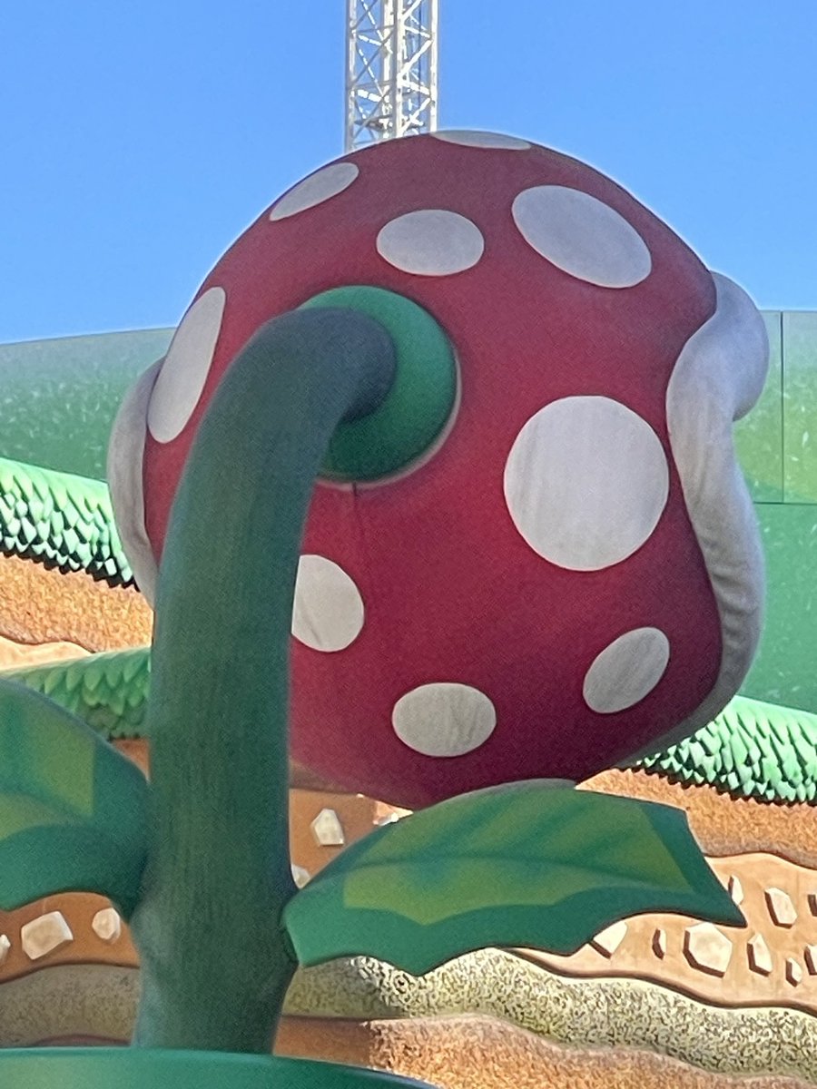 AdventureWDavid's tweet photo. With the Super Nintendo World about to Celebrate the One Year Anniversary…maybe the team need to give some TLC to the land before Nintendo comes to #UniversalStudios #UniversalHollywood #SuperNintendo #SuperNintendoWorld #themeparkupdate https://t.co/ROBzzQyryQ