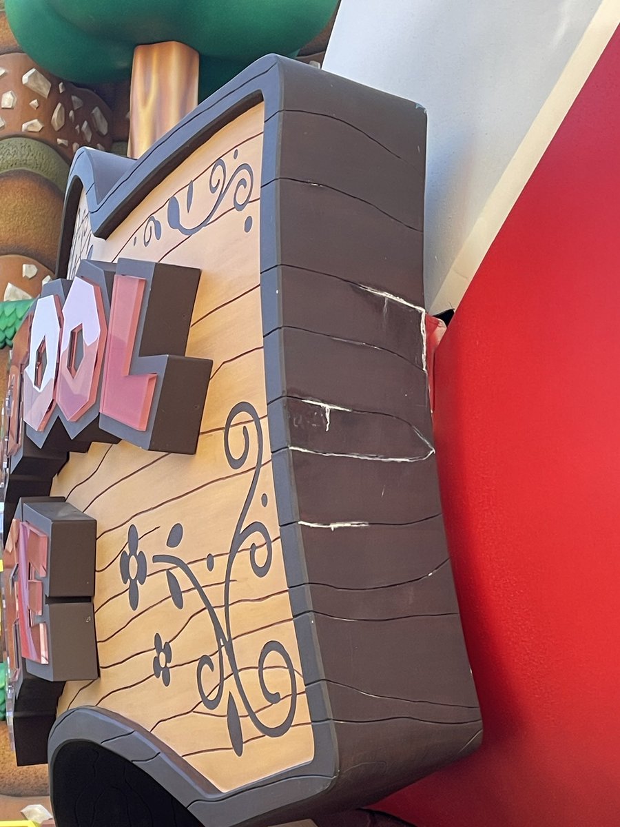 AdventureWDavid's tweet photo. With the Super Nintendo World about to Celebrate the One Year Anniversary…maybe the team need to give some TLC to the land before Nintendo comes to #UniversalStudios #UniversalHollywood #SuperNintendo #SuperNintendoWorld #themeparkupdate https://t.co/ROBzzQyryQ
