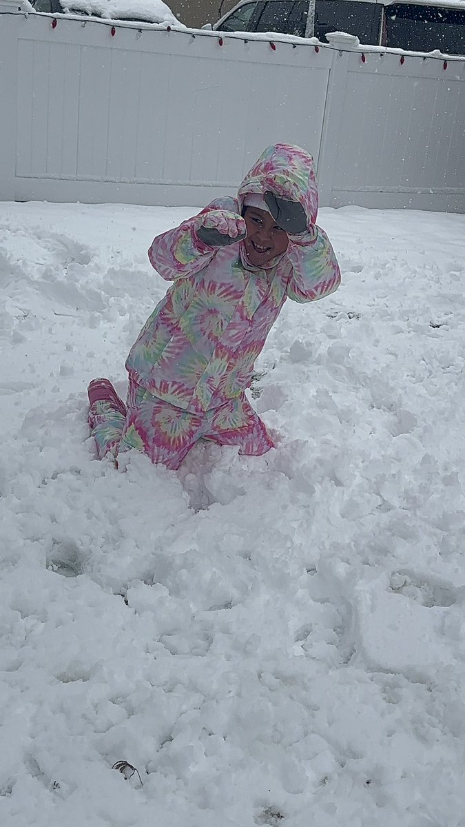 Taty8715's tweet photo. Snow day!!!! ❄️☃️❄️❄️ @Jackson_Ave #3rdgrade   @ereganmineola @MrJrivera95 @MineolaUFSD #MineolaProud https://t.co/3mlEhmz3wo
