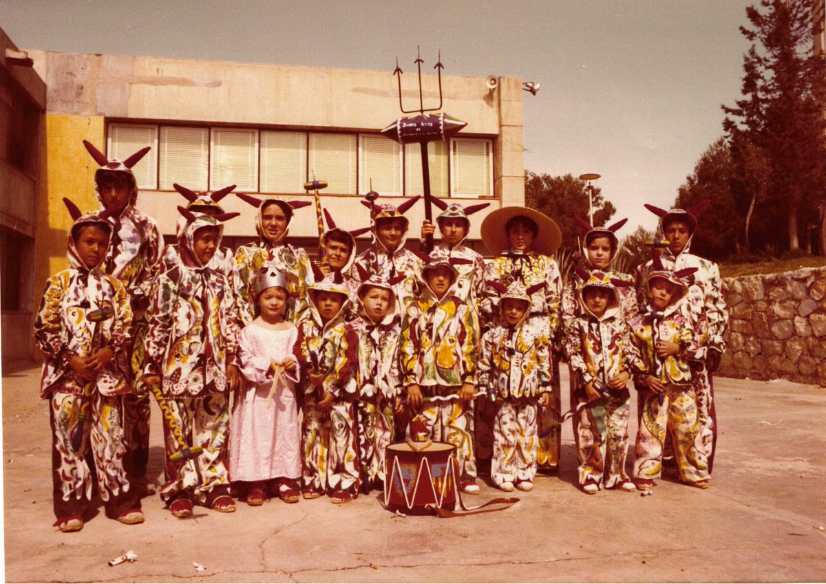 Lamentem la pèrdua d'en Salvador Masana Saburit, un gran artista i referent per a la cultura popular.
Tot el nostre condol a familiars i amics.

Imatge: 1981 estrena del Ball de Diables Petits de Vilanova i la Geltrú amb vestits pintats per Salvador Masana. Autor desconegut
