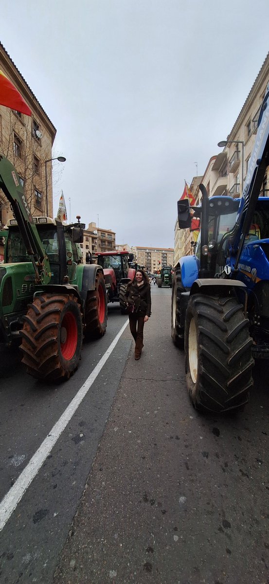 FincaLaHuerfana's tweet image. Pues que mañana salimos otra vez. No os he preguntado, pero, ¿Qué pensáis de las #tractoradas de estos días?
El jueves me encontré a un amigo que no sé dedica al sector primario y estaba enfadadísimo porque cortáramos las ciudades. 
Y me quedé en shock, porque pensaba que todo