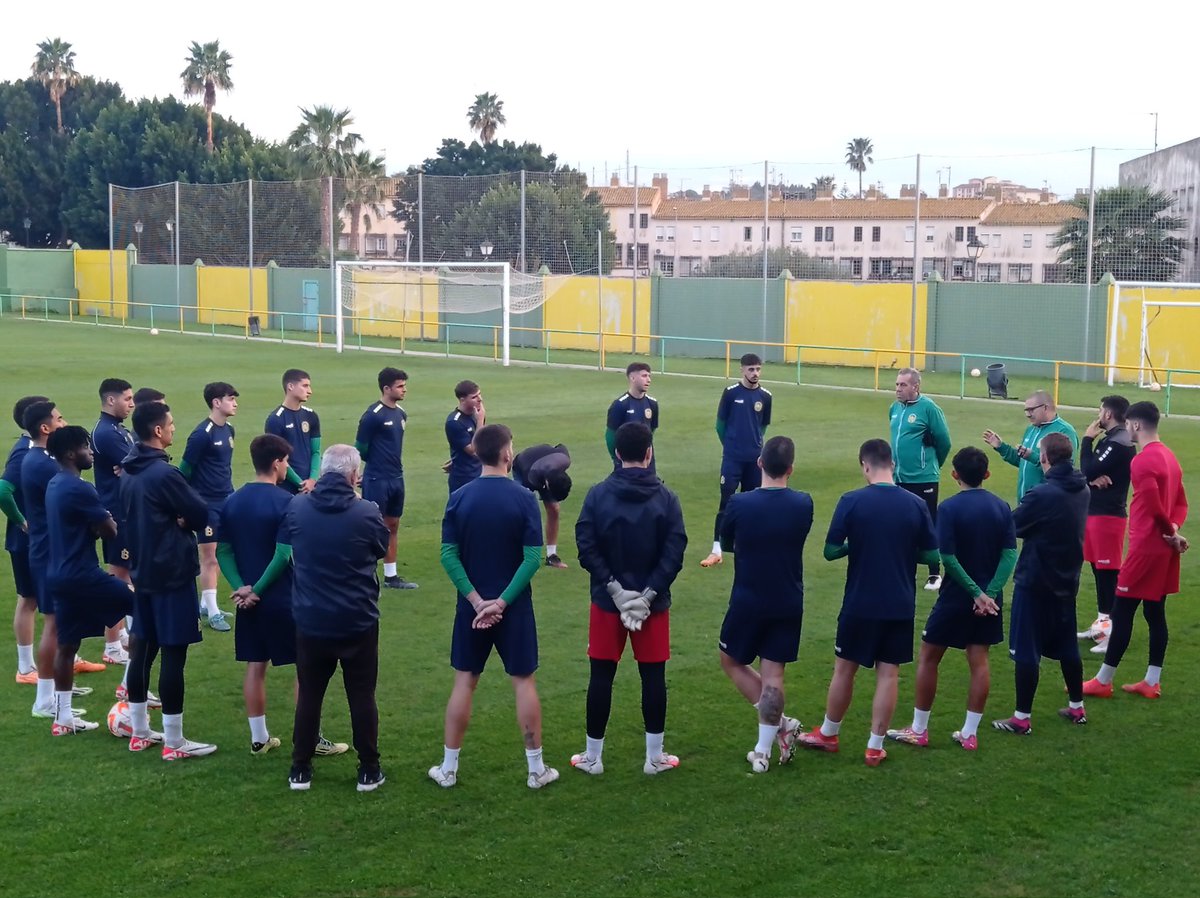UDLosBarriosFC's tweet photo. ¡Vamos a por una nueva semana!
¡Juntos Haremos Historia! 💛💚
#udlosbarrios #entrenamiento #JuntosHaremosHistoria #DHS #RFAF https://t.co/0rEB3T2hAf
