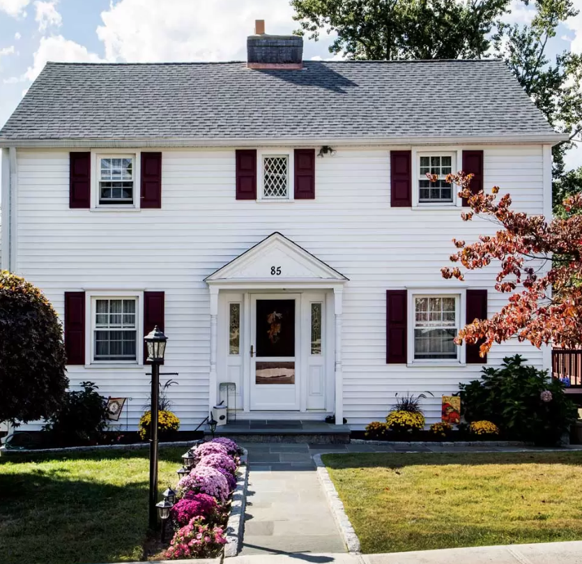 Do you live in Stamford, CT, or Fairfield/Westchester Counties and need vinyl siding installation? Contact us today to schedule your free, no-obligation siding estimate. #signaturexteriors #roofing #homeimprovement #hometransformation #vinylsiding