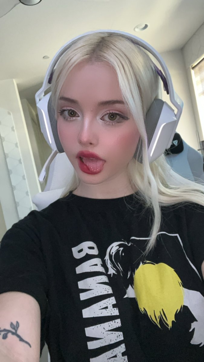Streaming on Twitch with twin! @JuliaaBurch https://t.co/thatScYzZP