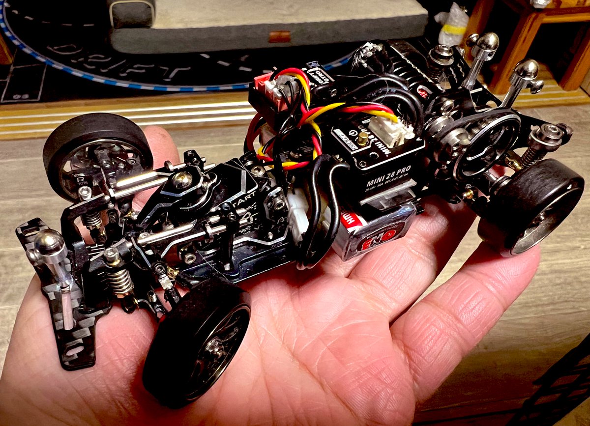 kaie2023's tweet photo. ほぼフルOPのDA3Sで
お家ドリフト
ゆったりスピードも楽しいよ

#蚊車 #ドリフト #ラジコン #ラジドリ #DriftArt  #DA3S #MosquitoCar #MicroDriftRC #rccuriosity @curiosity_RC https://t.co/r05oEA9u5y